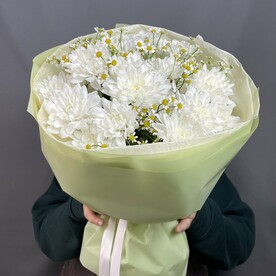 Летний букет с хризантемами и ромашками