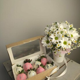 Приятные эмоции. Клубника в шоколаде и цветы