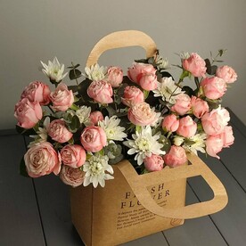 Кустовые розы. Крафтовая сумка с цветами