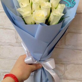 Белые розы с топпером