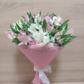 Букет из бело-розовых альстромерий