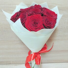 Букет красный роз 9 шт