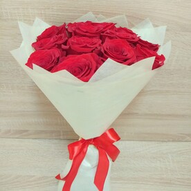 Букет красных роз 15 шт