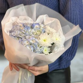 Небольшой букет с гортензией