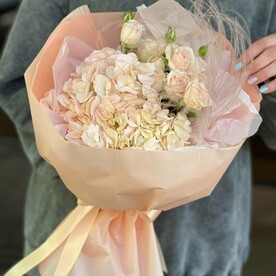 Букет с гортензией персиковый