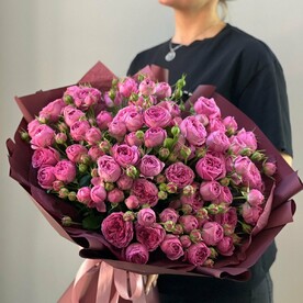 Большой букет кустовых роз