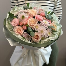 Сборный букет с розой и хризантемой