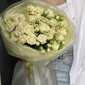 Букет белых кустовых роз
