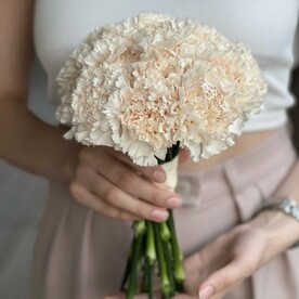 Букет невесты с кремовым диантусом