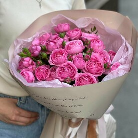 Букет малиновых кустовых розочек