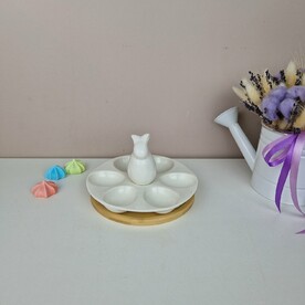 Тарелка для яиц с зайчиком на деревянной подставке