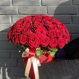 Красная роза в шляпной коробке