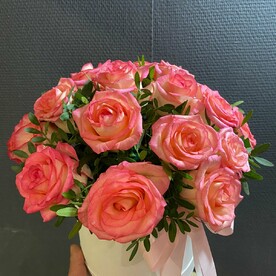 Роза Джумилия в шляпной коробке