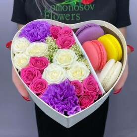 Маленькая коробочка с пирожными