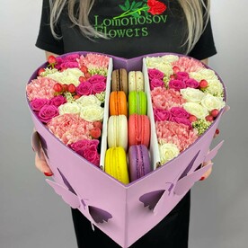 Цветочная композиция с пирожными в необычной коробочке