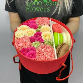 Круглая коробочка с цветами и пирожными