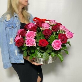 Корзина из 41 красно-розовой розы