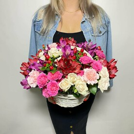 Авторская корзина с кустовыми розами