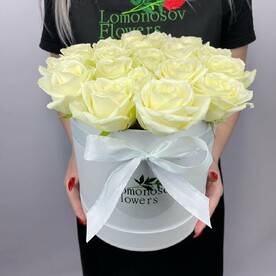 Шляпная коробка с 19 белыми розами