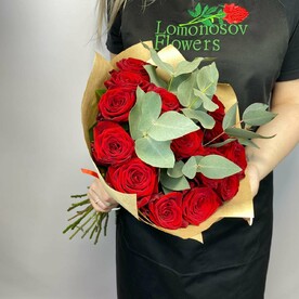 Букет из красных роз с эвкалиптом