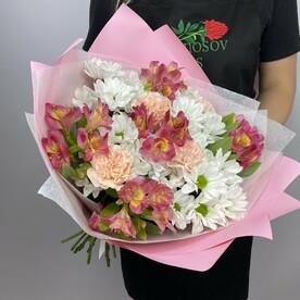 Букет из хризантем, альстромерий и гвоздик