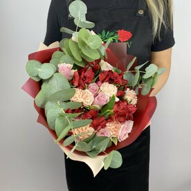 Букет из альстромерий, роз и гвоздик