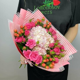 Нежный букет с гортензией и кустовыми розами