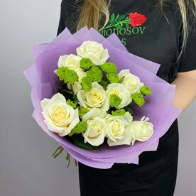 Букет из белых роз и хризантем