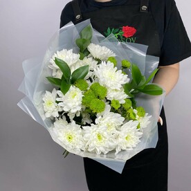 Букет из хризантем и листьев рускуса