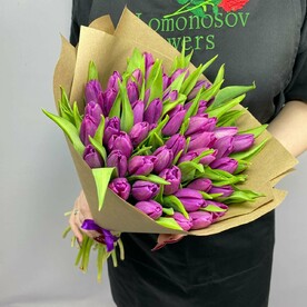 Букет из 49 фиолетовых тюльпанов