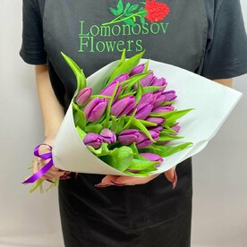 Букет из 25 фиолетовых тюльпанов