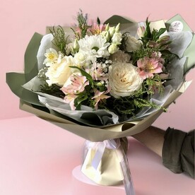 «Тайна океана». Нежный букет с розами и альстромерией.