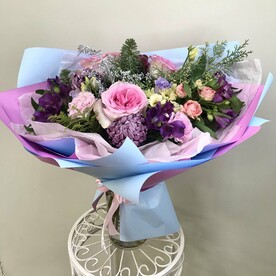 «Черничный мусс» Букет с нежными розами и хризантемами черничного цвета .