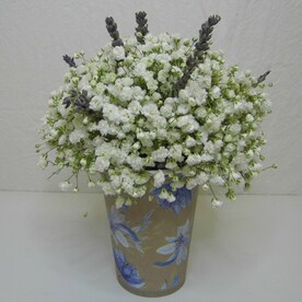 Гипсофила с лавандой в крафтовом стаканчике