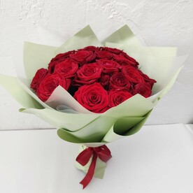 Букет 19 роз в дизайнерской упаковке