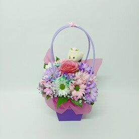 Композиция из розы, хризантемы и гипсофилы Цветы в сумочке с игрушкой 3