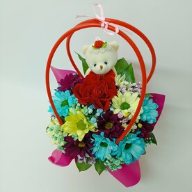 Композиция из розы, хризантемы и гипсофилы Цветы в сумочке с игрушкой 5