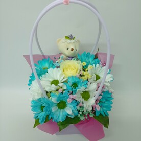 Композиция из розы, хризантемы и гипсофилы Цветы в сумочке с игрушкой 6