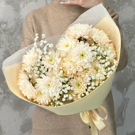 Букет из кустовых Хризантем и Гипсофилы " Персиковый Рассвет"