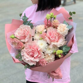 🌸 Нежность утра: авторский букет с Французскими Розами, кустовой Хризантемой, Диантусами, Эустомой и Эвкалиптом