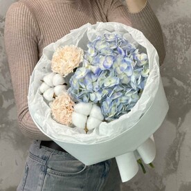 Нежный букет из голубой гортензии, диантусов и хлопка