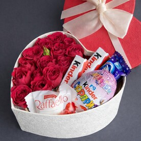 Сладкое поздравление: Валентинка с киндер и красными кустовыми розами | для любимой | 14 февраля | День влюблённых | 8 Марта | день рождения для