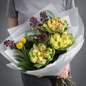 EXOTIC: необычный букетb с розой вегги, леукодендроном, краспедией и скиммией