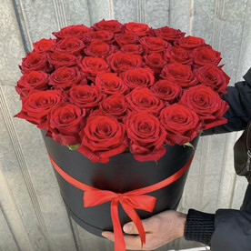 35 роз в шляпной коробке