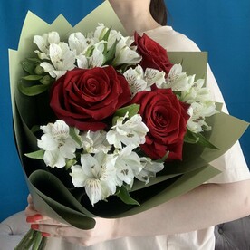 Красные розы и Альстромерия