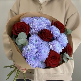 Букет «Ягодный микс» / розы хризантема эвкалипт
