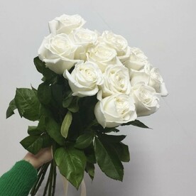 Белые розы с лентой