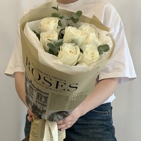 Круглый букет из роз с эвкалиптом 🤍