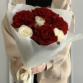 Микс белых и красных роз 🎁