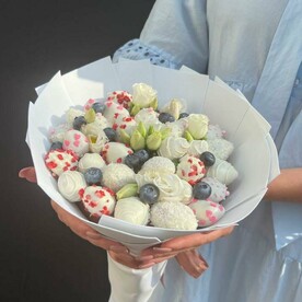 Букет с клубникой в шоколаде, с цветами эустома 🍓🤍 сладкий
